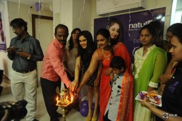 Adah Sharma Launches Naturals Salon at Pragathi Nagar